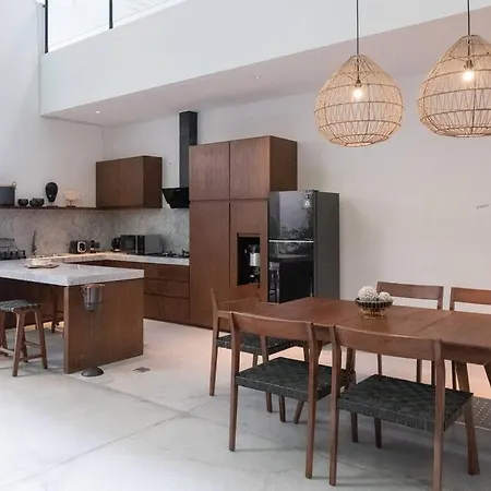 Villa Talisman - Stylish Canggu With Rooftop Villa 5 Mins To Beach